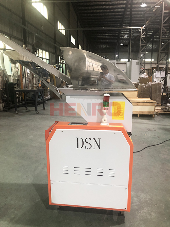 工業(yè)原料再生的關(guān)鍵設(shè)備:塑料粉碎機